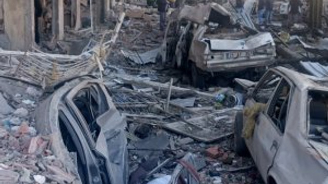 Diyarbakırda bombalı saldırı: 2si polis 9 kişi yaşamını yitirdi, 100den fazla yaralı Diyarbakırda bombalı saldırı: 2si polis 9 kişi yaşamını yitirdi, 100den fazla yaralı